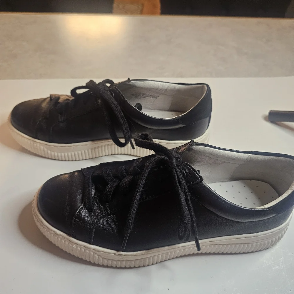 SOFFT WOMENS BLACK LEATHER PLATFORM SNEAKERS SIZE 7M